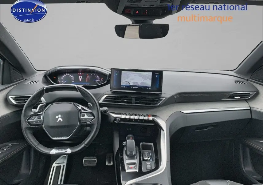 Vue intérieure frontale du tableau de bord du Peugeot 3008 gris platinium, avec écran tactile et volant compact multifonction.