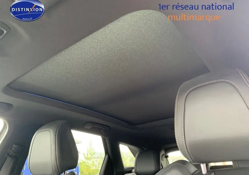 Vue intérieure du Peugeot 3008 gris platinium, mettant en valeur les sièges en cuir noir et le toit panoramique.