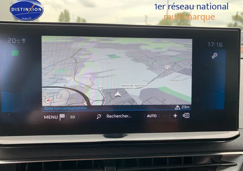 Écran tactile central du Peugeot 3008 gris platinium, affichant la navigation avec carte en vue 3D.