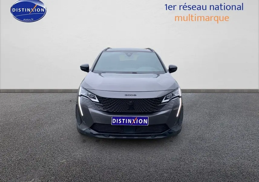 Peugeot 3008 gris platinium métal vu de face, mettant en valeur sa calandre noire et ses feux LED verticaux.