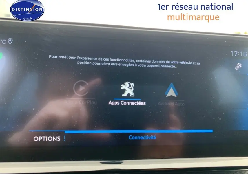 Écran tactile central du Peugeot 3008 gris platinium, affichant les options de connectivité et applications.