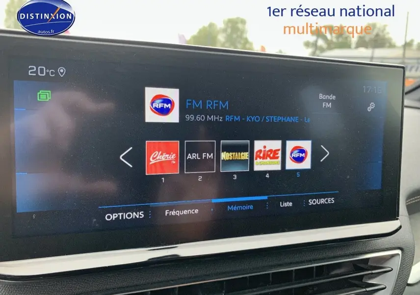 Écran tactile intérieur du Peugeot 3008 1.5 BlueHDi 130ch GT Black Pack affichant les stations radio FM.