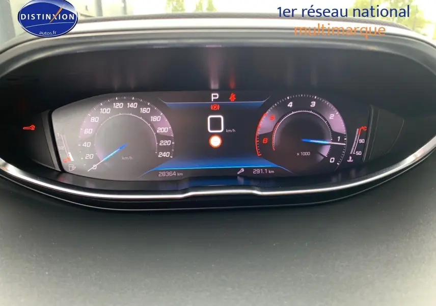 Vue rapprochée du tableau de bord numérique du Peugeot 3008 gris platinium, affichant la vitesse et le compte-tours.