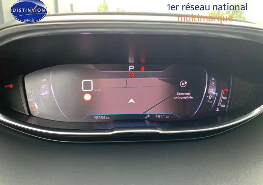 Vue rapprochée du tableau de bord numérique du Peugeot 3008 gris platinium, affichant la vitesse à 0 km/h et la navigation.