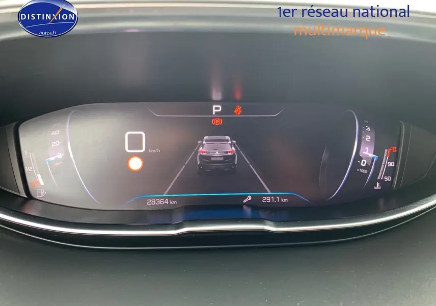 Tableau de bord numérique du Peugeot 3008 gris platinium, affichant la vitesse, la consommation et l'odomètre.