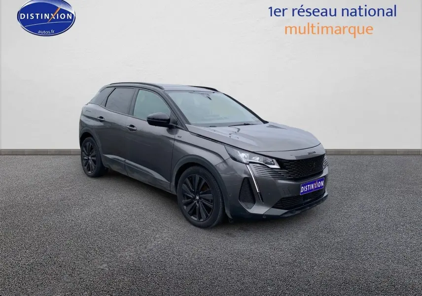 Peugeot 3008 gris platinium métal en 3/4 avant droit avec jantes noires et calandre distinctive GT Black Pack.