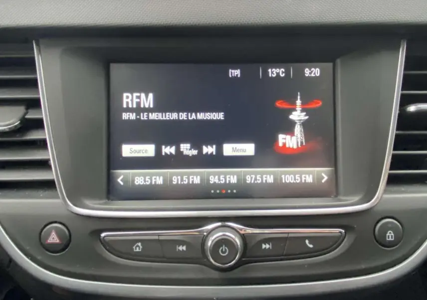 Écran central de l’Opel Crossland X 2020 affichant la radio FM avec commandes intégrées et finition noire.