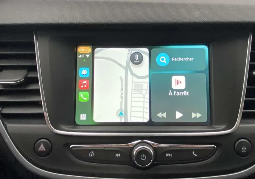 Écran tactile central de l’Opel Crossland X 2020 affichant la navigation et les commandes multimédia.