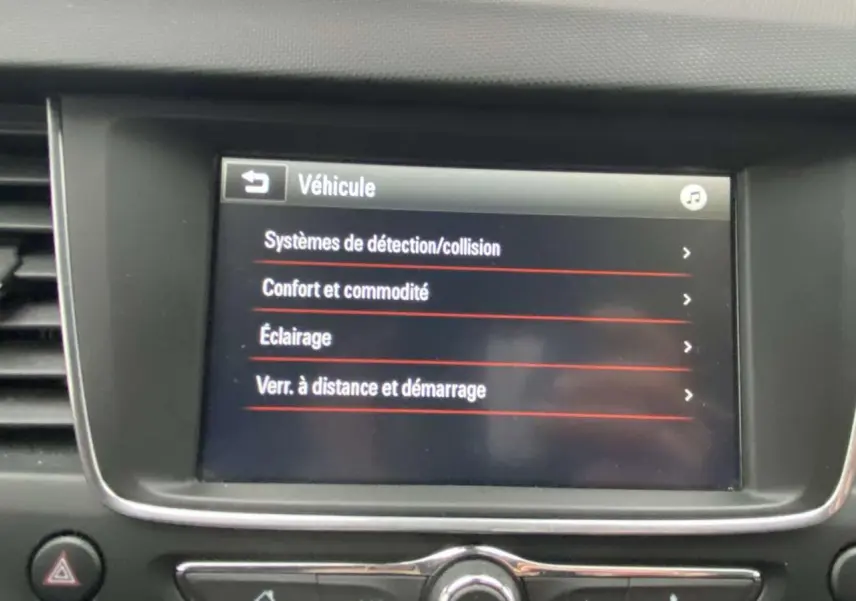 Écran tactile central de l’Opel Crossland X affichant le menu des réglages du véhicule, vue intérieure rapprochée.