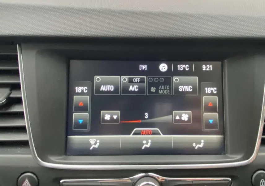 Écran tactile du système de climatisation automatique de l’Opel Crossland X 2020, affichant 18°C et réglages de ventilation.