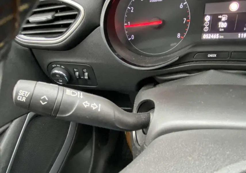 Gros plan sur le commodo gauche du tableau de bord noir de l'Opel Crossland X 2020, affichage du compte-tours visible.