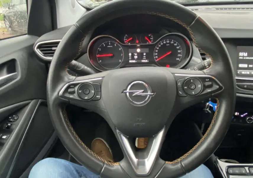 Vue intérieure centrée sur le volant en cuir noir avec coutures marron de l'Opel Crossland X 2020.