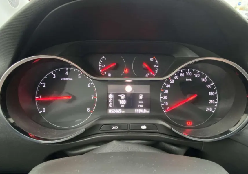 Vue rapprochée du tableau de bord de l'Opel Crossland X 2020, affichage numérique et compteurs analogiques rouges.