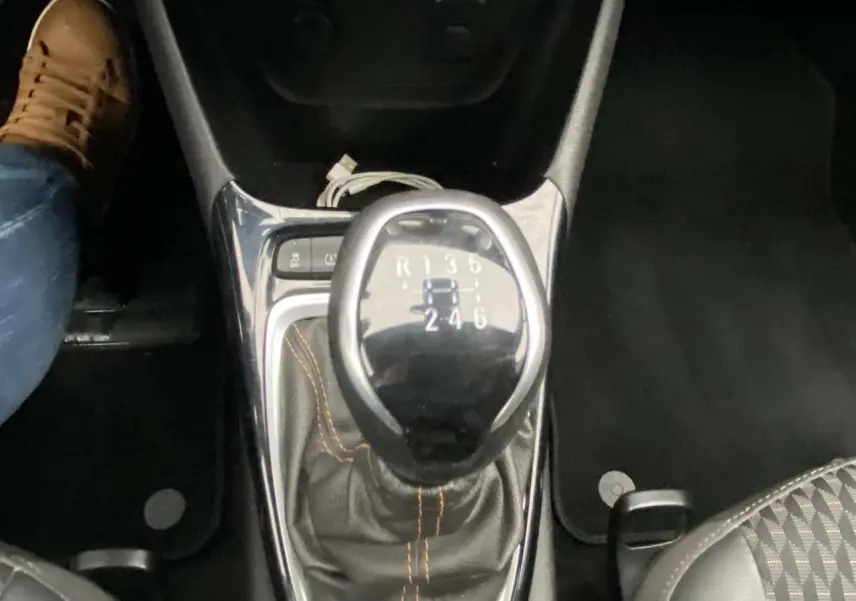 Le levier de vitesses manuel de l’Opel Crossland X 2020, avec coutures orange sur soufflet en cuir noir.