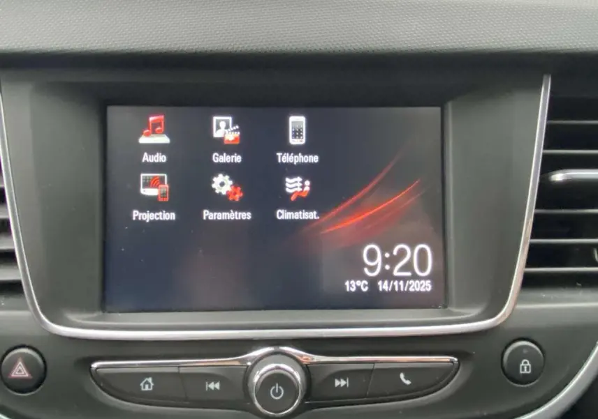Écran tactile central de l’Opel Crossland X 2020 affichant les options audio, téléphone et climatisation.