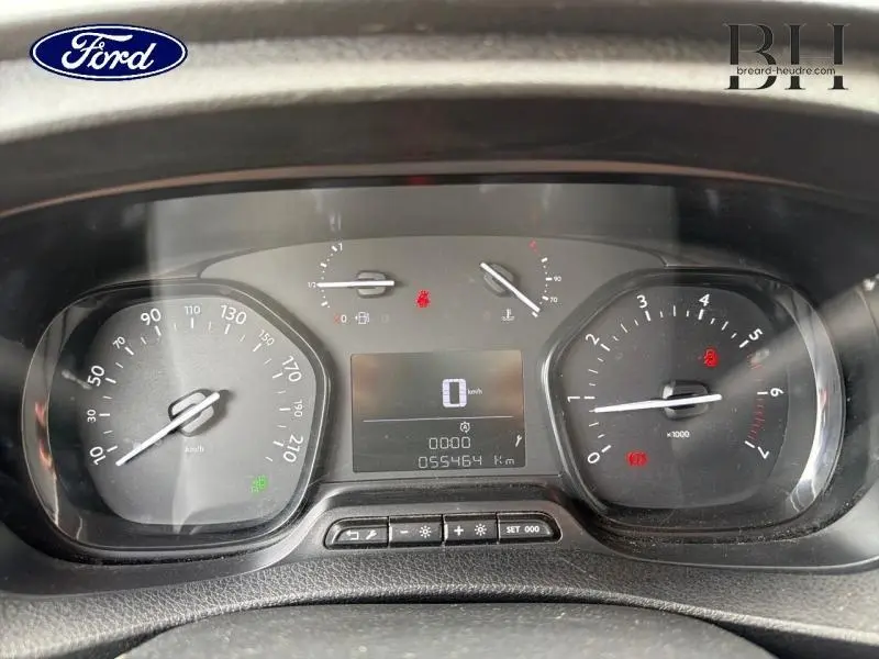 Vue rapprochée du tableau de bord du Peugeot Expert Fourgon blanc, affichant les compteurs et l'écran digital.