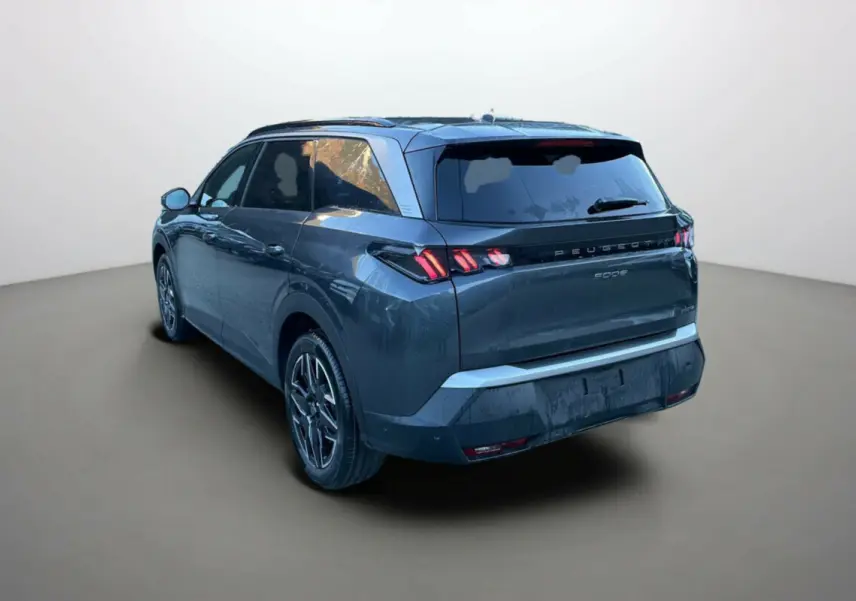 Vue 3/4 arrière droite d’un Peugeot 5008 gris titane avec feux arrière LED et jantes alliage 19 pouces.