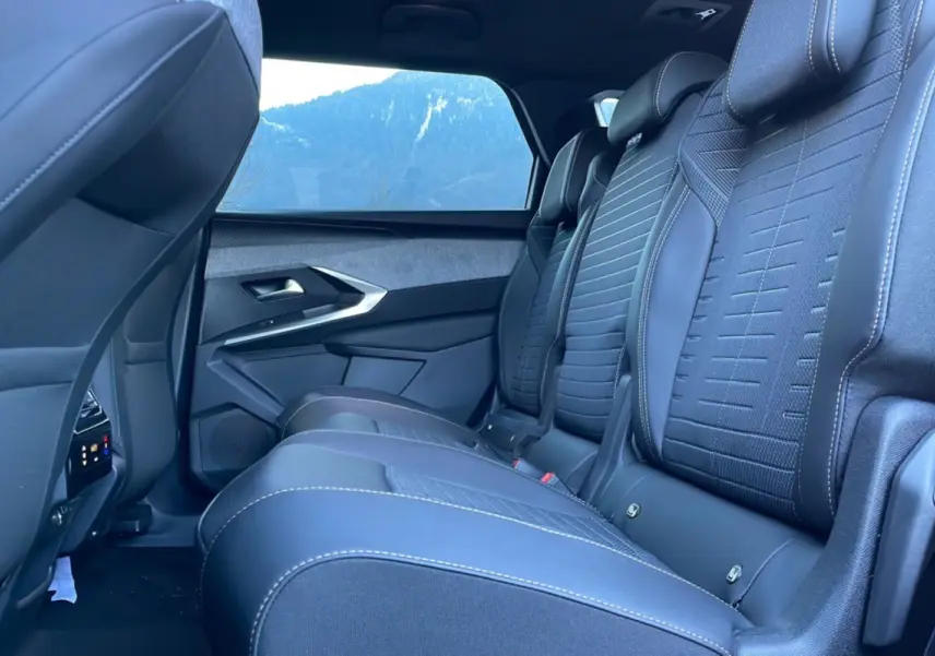 Vue latérale de la banquette arrière en cuir tissu noir du Peugeot 5008 Hybrid 145 finition Allure Plus.
