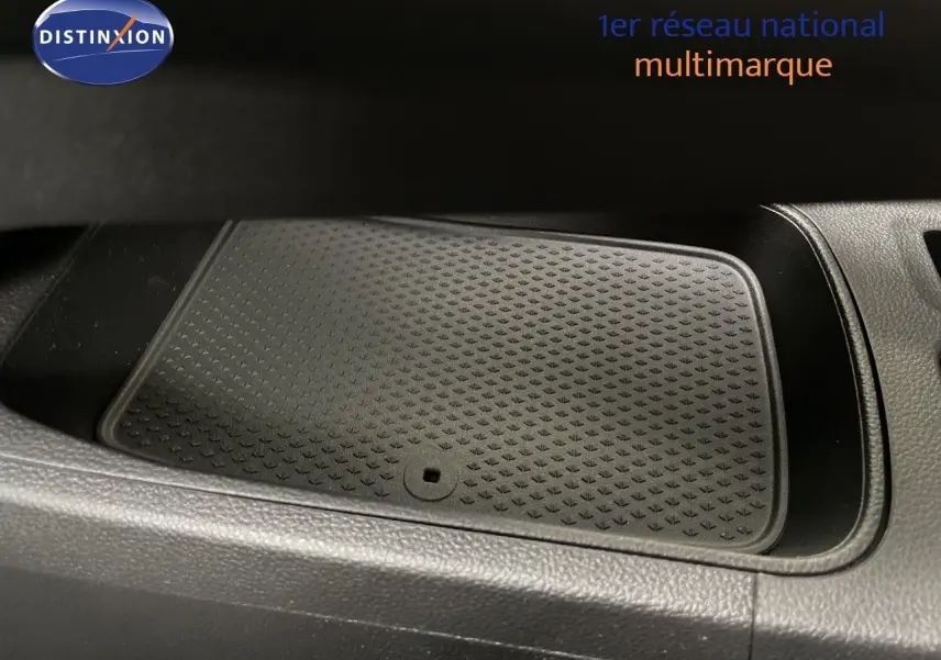 Détail du tapis antidérapant noir dans le rangement de la console centrale du Renault Symbioz gris Rafale Métal.