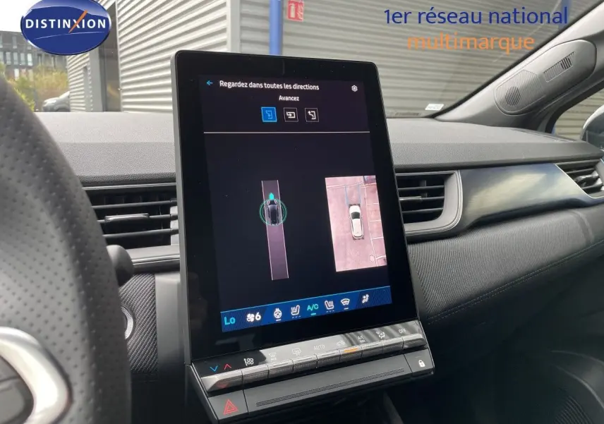Vue intérieure centrée sur l'écran tactile vertical du tableau de bord du Renault Symbioz gris Rafale Métal, avec affichage caméra 360°.