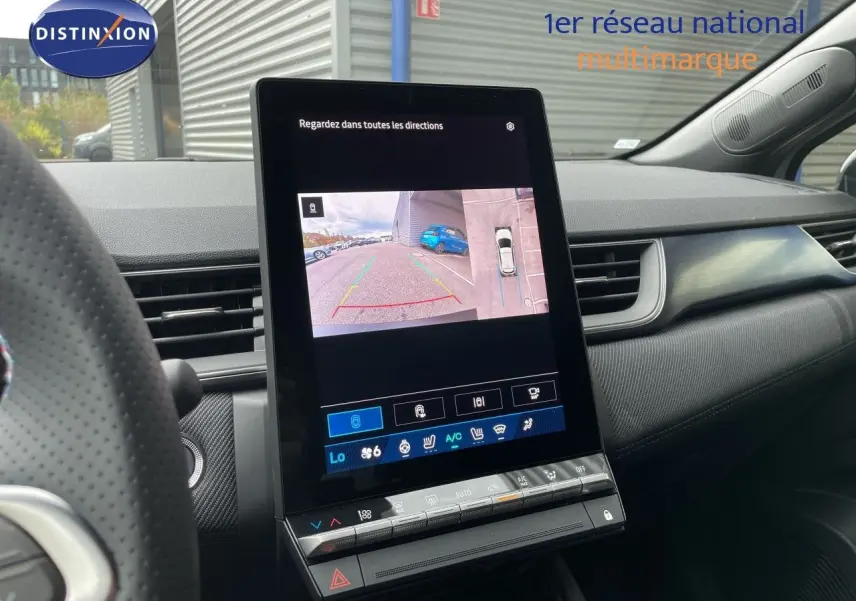 Vue intérieure du tableau de bord du Renault Symbioz 2026, écran tactile central affichant la caméra de recul.