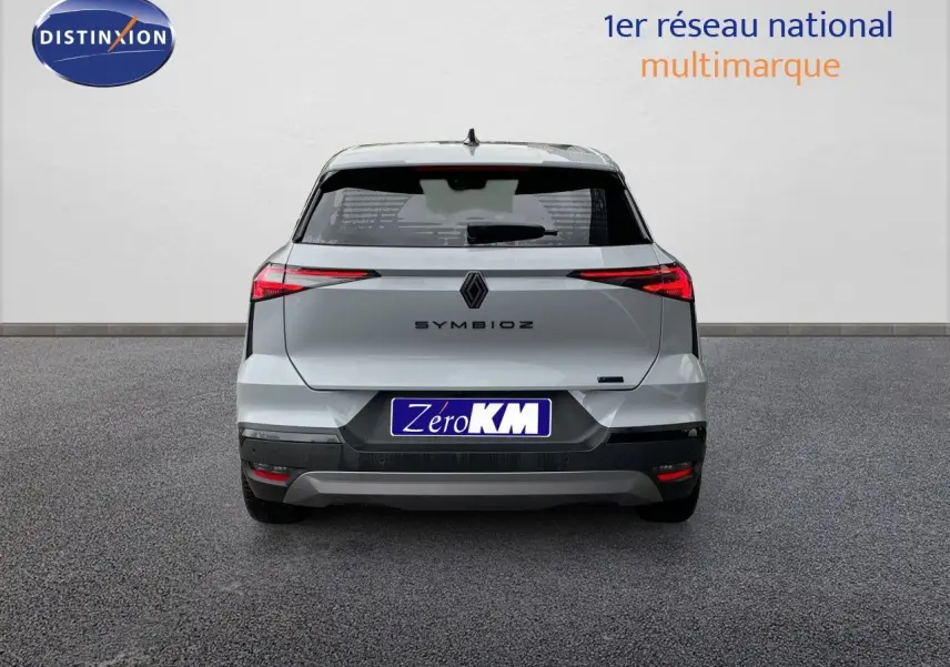 Vue arrière de la Renault Symbioz gris Rafale métal 2026 avec feux LED fins et plaque Zero KM visible.