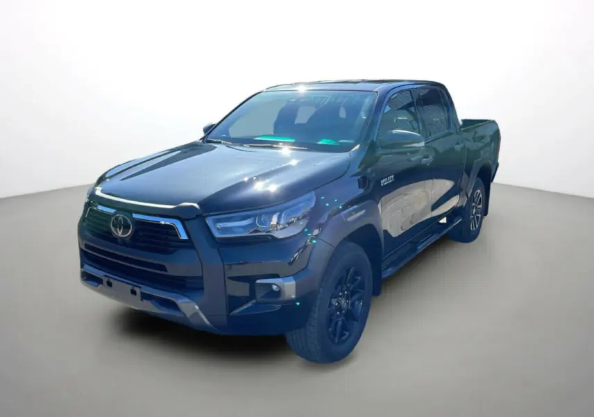 Toyota Hilux 4x4 noir attitude en 3/4 avant droit, mettant en valeur sa calandre et ses jantes noires robustes.
