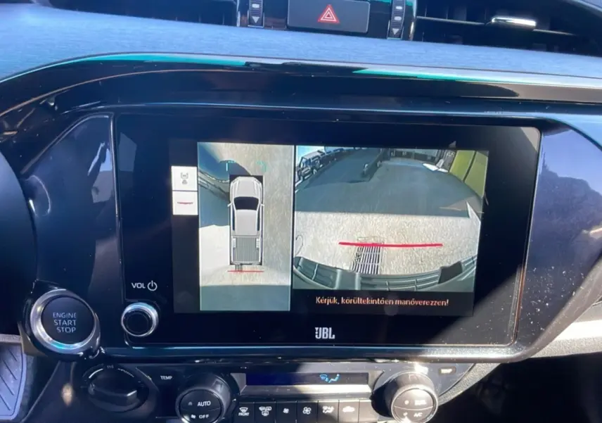 Écran central du Toyota Hilux 2025 noir attitude montrant la caméra de recul et la vue 360° du véhicule.