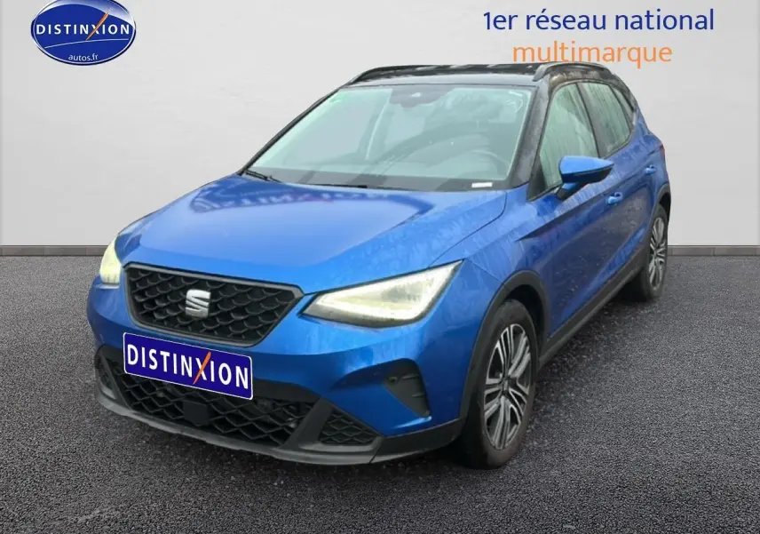 SEAT Arona bleu saphir vue 3/4 avant droit avec toit noir et jantes 17 pouces urban design.