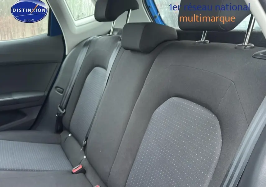 Vue intérieure de la banquette arrière en tissu gris de la SEAT Arona 2025, côté droit, avec appuie-têtes et ceintures visibles.