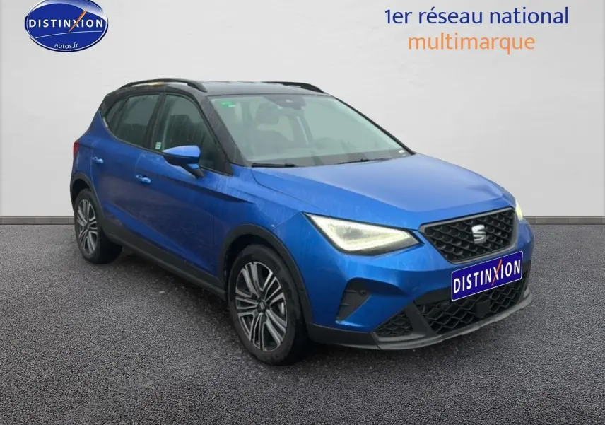SEAT Arona bleu saphir avec toit noir, vue 3/4 avant droit, jantes 17 pouces urban design visibles.