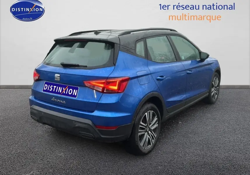 Vue 3/4 arrière droite d’un SEAT Arona bleu saphir avec toit noir et jantes 17 pouces Urban Design.