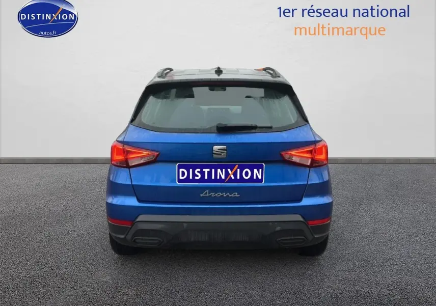 Vue arrière d'un SEAT Arona bleu saphir avec toit noir, feux LED et logo distinctif sur hayon.