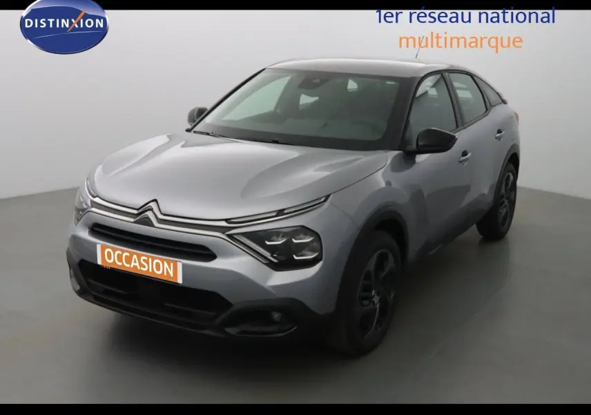 Citroën C4 gris Artense métal en 3/4 avant droit, avec calandre distinctive et jantes noires.