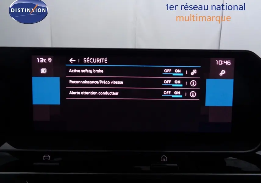 Écran tactile intérieur du Citroën C4 2023 affichant les options de sécurité activées, vue frontale rapprochée.