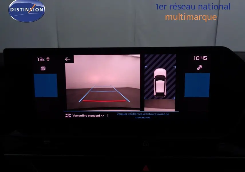 Écran multimédia de la Citroën C4 gris Artense montrant la caméra de recul et l'affichage 360° intérieure.