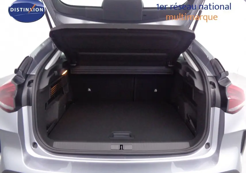 Coffre ouvert d'une Citroën C4 gris Artense métal, vue arrière mettant en valeur l'espace de chargement.