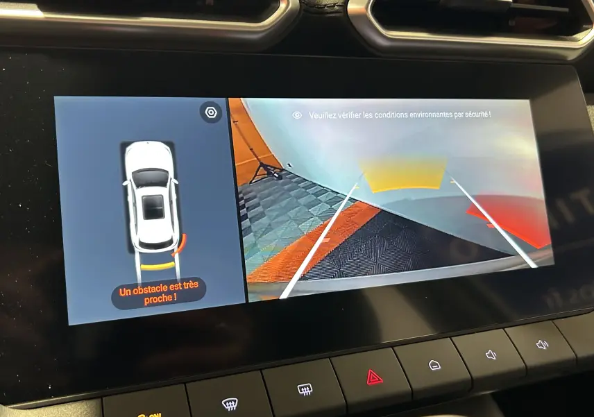 Écran de caméra de recul du MG ZS Cosmic Silver montrant un obstacle proche à l’arrière droit du véhicule.