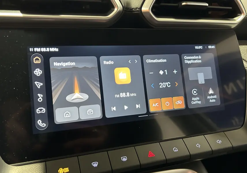Écran tactile central du MG ZS Cosmic Silver 2025 affichant navigation, radio FM 88.8 MHz et climatisation à 20°C.