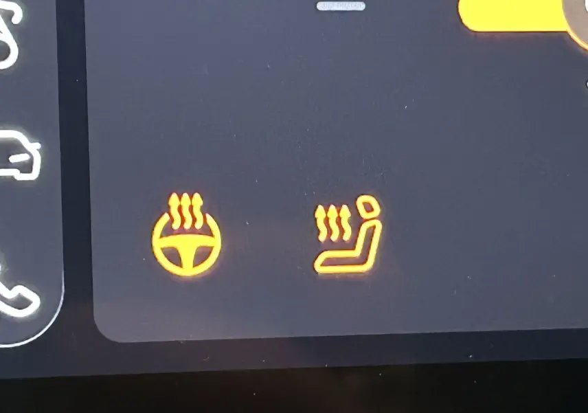 Icônes orange de chauffage du volant et du siège sur l'écran du tableau de bord du MG ZS Cosmic Silver 2025.