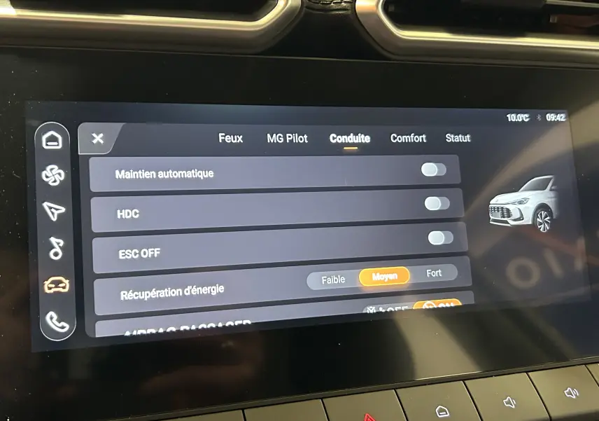 Écran tactile intérieur du MG ZS 2025 montrant les réglages de conduite avec illustration du véhicule Cosmic Silver.