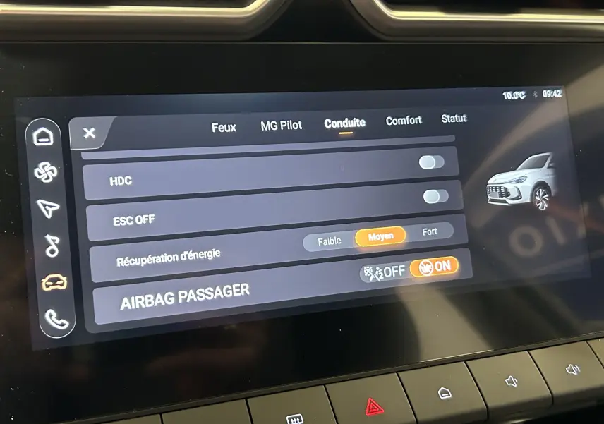 Écran tactile central du MG ZS 2025 montrant les réglages de conduite avec une miniature du SUV Cosmic Silver en vue 3/4 avant.
