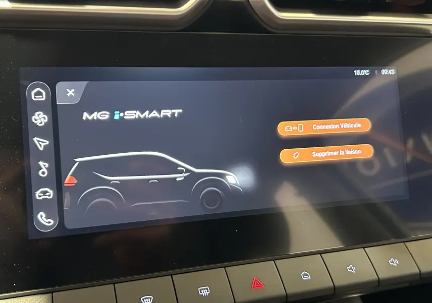 Écran tactile intérieur montrant la silhouette noire du MG ZS en profil avec interface MG i-SMART.