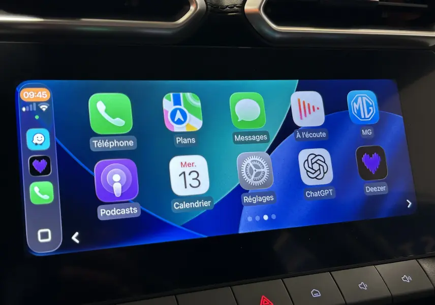 Écran tactile intérieur du MG ZS Cosmic Silver 2025 affichant Apple CarPlay avec applications dont ChatGPT et Deezer.