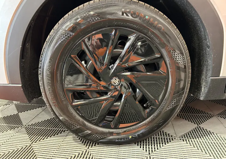 Gros plan sur la roue avant droite du MG ZS Cosmic Silver 2025, avec jante noire brillante au design moderne.