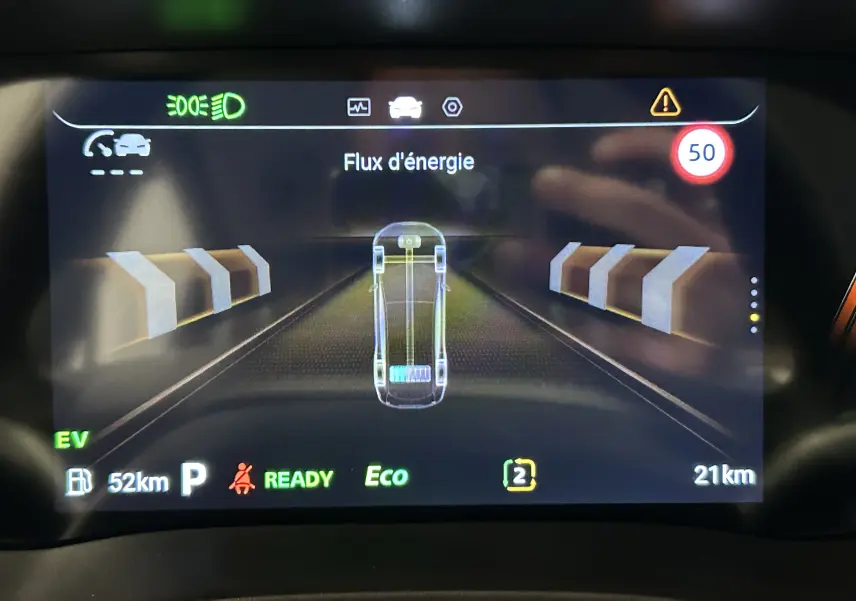 Affichage numérique du flux d'énergie du MG ZS 1.5 L Hybrid+ 2025 avec indicateurs de vitesse, mode Eco et autonomie.