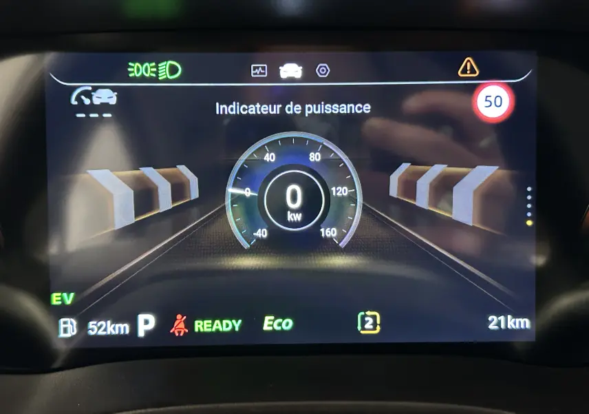 Affichage numérique du tableau de bord du MG ZS 1.5 L Hybrid+ 2025 montrant l'indicateur de puissance et la vitesse limitée à 50 km/h.