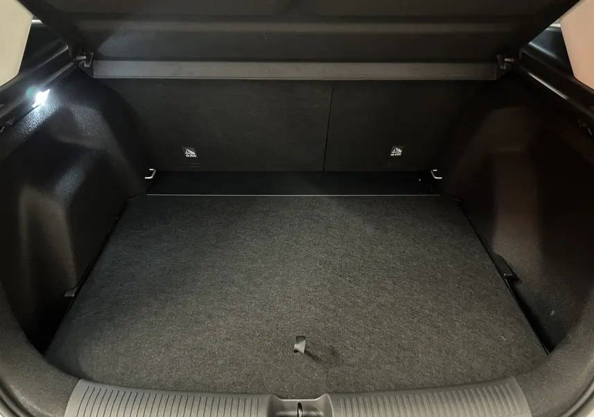 Coffre ouvert en vue plongeante du MG ZS Cosmic Silver, montrant un espace de chargement propre et bien fini.