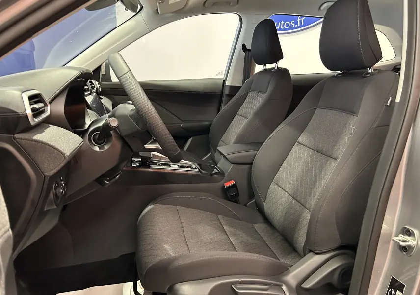 Intérieur du MG ZS 1.5 L Hybrid+ 2025 en Cosmic Silver, vue côté conducteur montrant sièges tissu et console centrale.