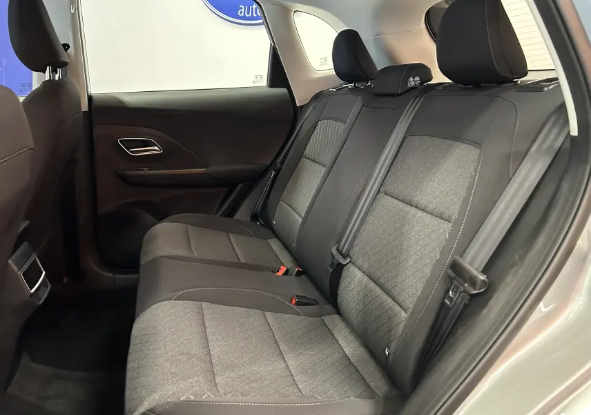 Vue intérieure côté droit des sièges arrière en tissu gris et noir du MG ZS Cosmic Silver 2025 hybride essence.